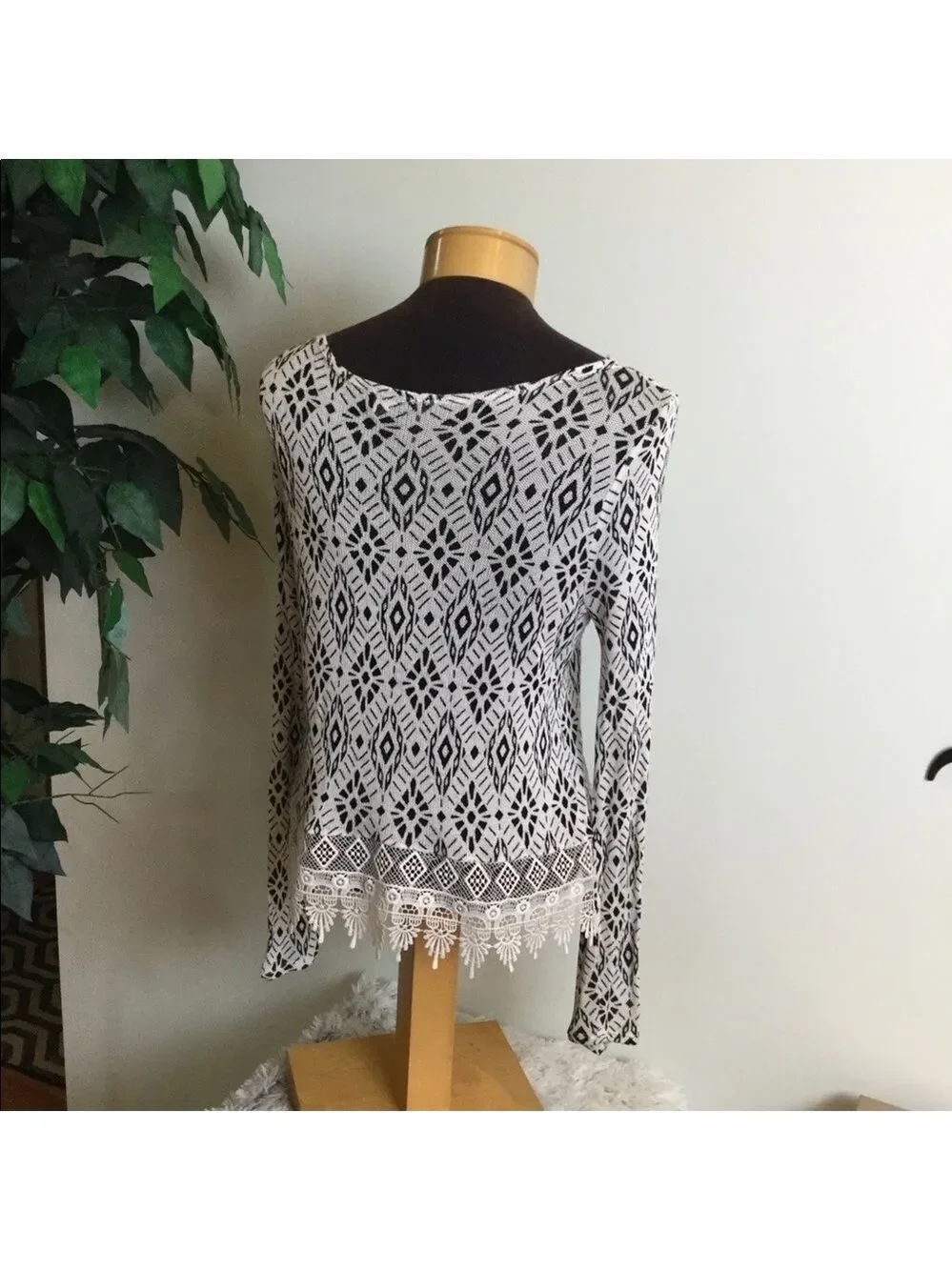 H&m Divided black/white small long sleeve top